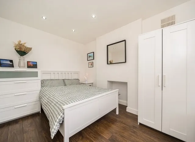 Photo 3 — Gleneldon Road, Streatham, SW16