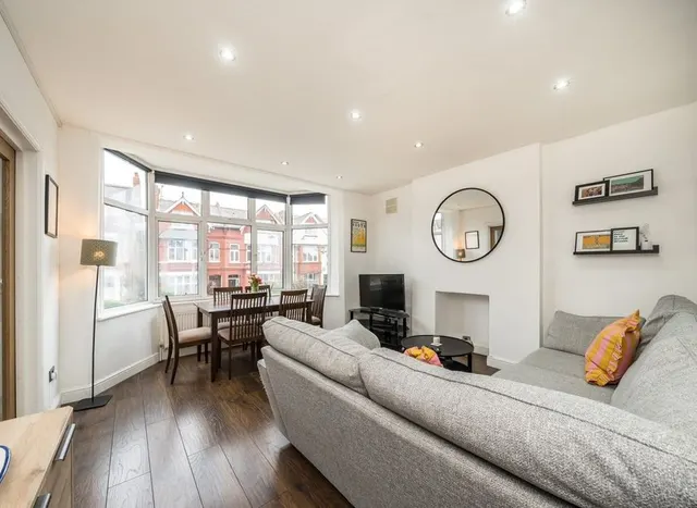 Photo 2 — Gleneldon Road, Streatham, SW16