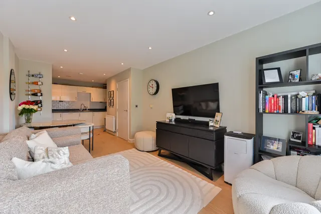 Flat 9, 1 Singer Mews, London, photo 1