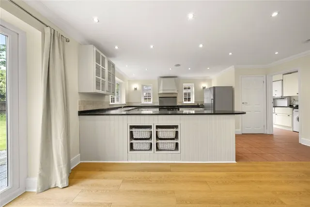 Midway, Walton-on-Thames, Surrey, KT12, photo 1