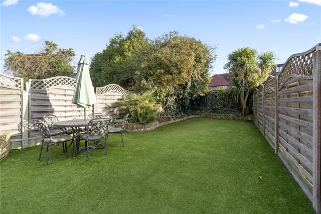 Chertsey Road, Twickenham, TW2 6LP, photo 1