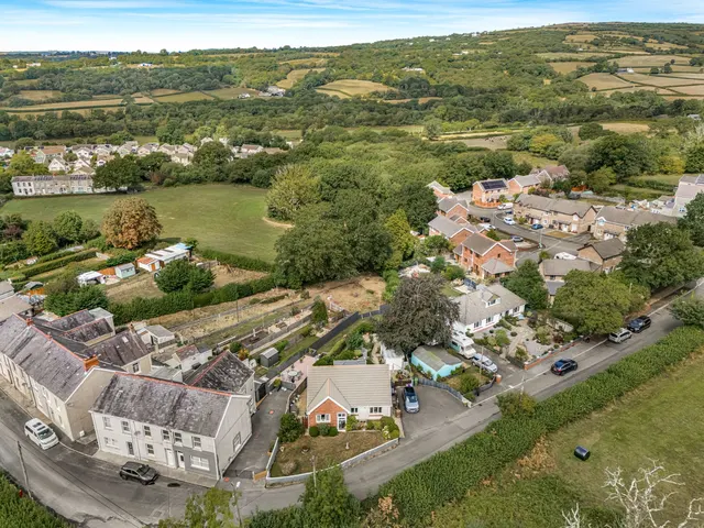 Wernoleu Road, Ammanford, SA18 2JL, photo 1