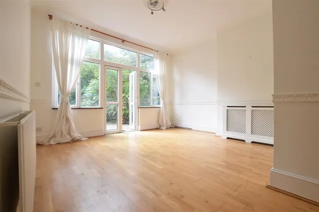 87 Camborne Road, Sutton, Surrey, SM2 6RF, photo 1