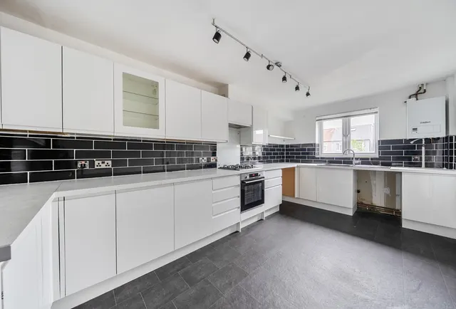Garth Road, Morden, SM4 4NF, photo 1