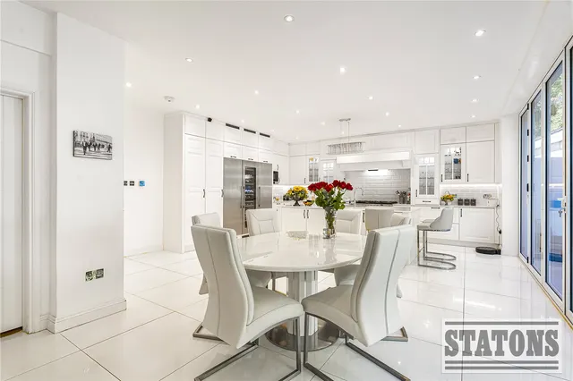 Photo 3 — Dixons Hill Close, Brookmans Park, Hatfield, Hertfordshire, AL9 7EG