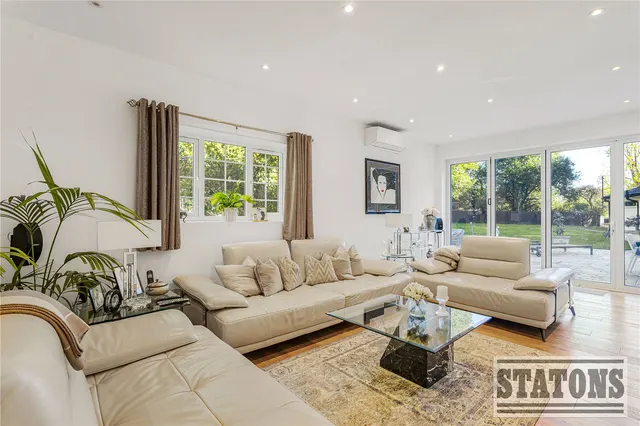 Photo 2 — Dixons Hill Close, Brookmans Park, Hatfield, Hertfordshire, AL9 7EG