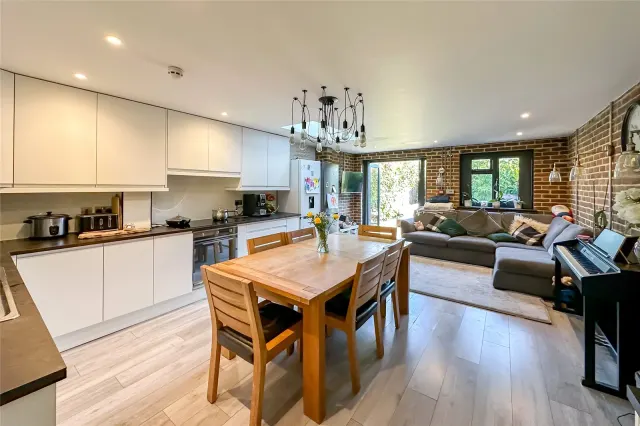 Photo 2 — Leyland Avenue, St. Albans, Hertfordshire, AL1 2BE