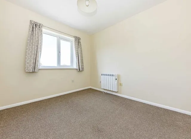 Seymour Way, Sunbury-On-Thames, TW16, photo 3