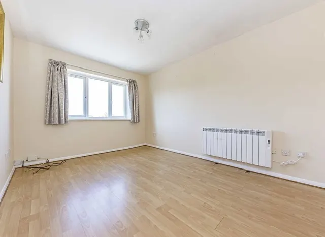 Seymour Way, Sunbury-On-Thames, TW16, photo 2
