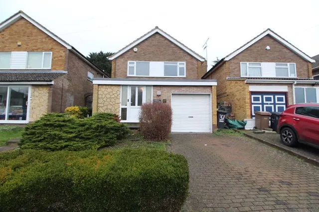 Broughton Avenue, Luton LU3 2AR, photo 1