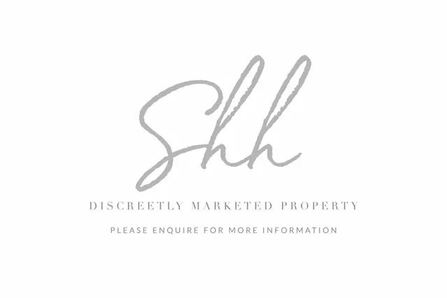 Discreetly Available, St Mawes, photo 1