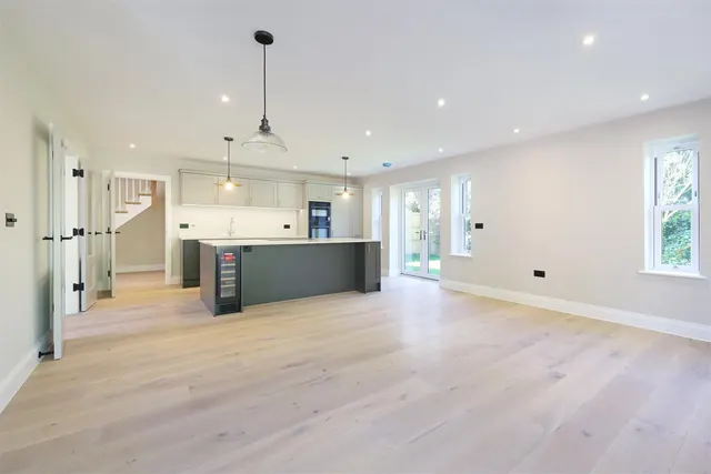 Paddock Grove, Effingham, KT24, photo 3