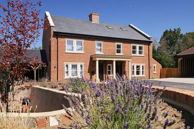 Paddock Grove, Effingham, KT24, photo 1