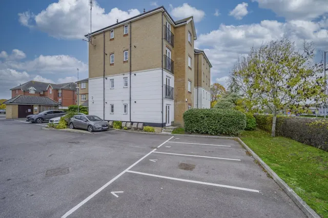 Twickenham Close, SN3, photo 3
