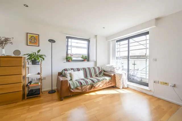 Photo 2 — 24 Stylus House, Devonport Street, London
