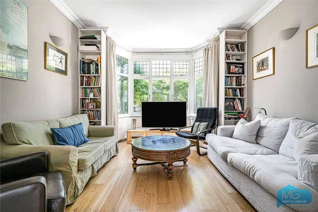 Holdenhurst Avenue, London, N12, photo 2