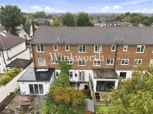 4 bedroom house — Hoppers Road, London, N21