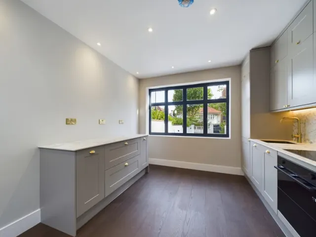 Brondesbury Park, Brondesbury Park, NW6 7AT, photo 1