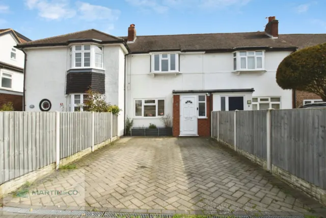 Berkeley Drive, West Molesey, photo 1