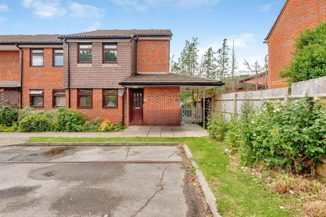 Churchill Road, Smallfield, Horley, photo 1
