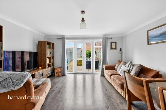 Photo 2 — Hayton Crescent, Tadworth