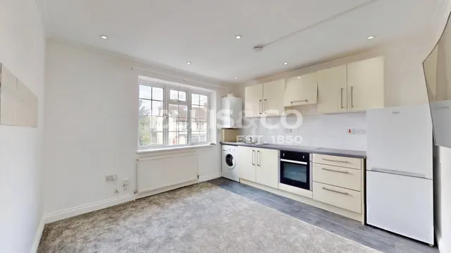 Thorn Close, Northolt, UB5, photo 2