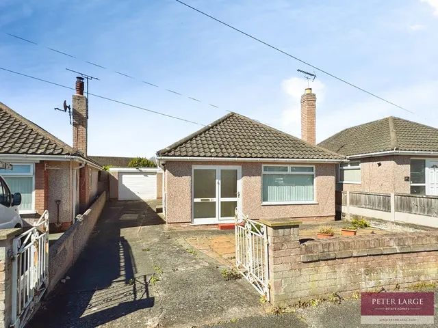 Viola Avenue, Rhyl, Denbighshire, LL18 2NE, photo 1