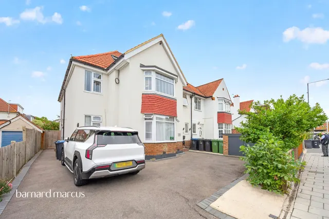 2 bedroom flat — Ewell Road, Surbiton