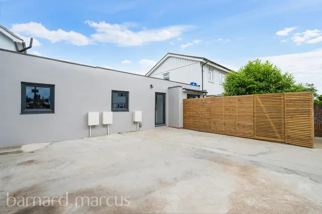 Photo 3 — Barnlea Close, Hanworth