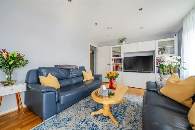 Photo 2 — SERPENTINE CLOSE, Romford, Essex RM6 4EY