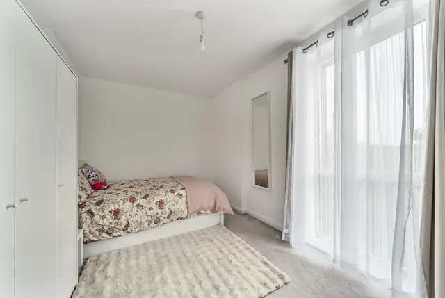 Photo 2 — Flat 7, 9 Trobridge Parade, London