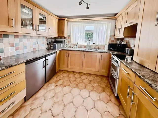 Photo 3 — Frobisher Close, Hinckley, LE10 1UP