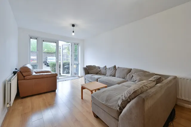 Photo 2 — 15 Royal Court, Queen Marys Avenue, Watford