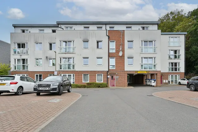 15 Royal Court, Queen Marys Avenue, Watford, photo 1