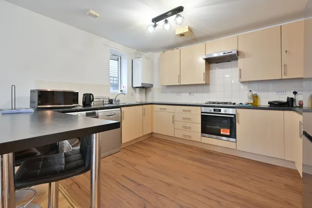 Photo 3 — 15 Royal Court, Queen Marys Avenue, Watford