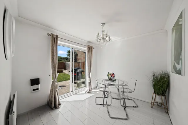 Photo 3 — Cotswold Way, WORCESTER PARK, Surrey, Worcester Park, KT48LN
