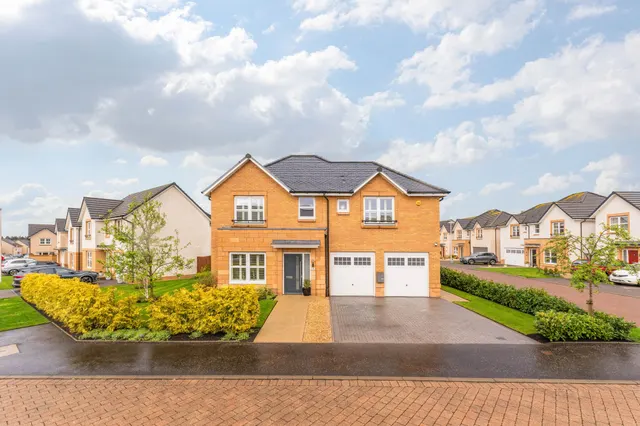 Shiel Hall Crescent, Rosewell, EH24, photo 1