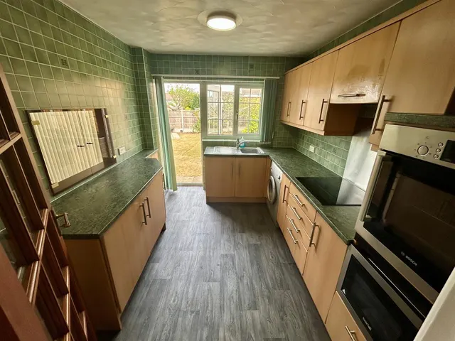Photo 2 — Chipperfield Close, Upminster, RM14 3EA