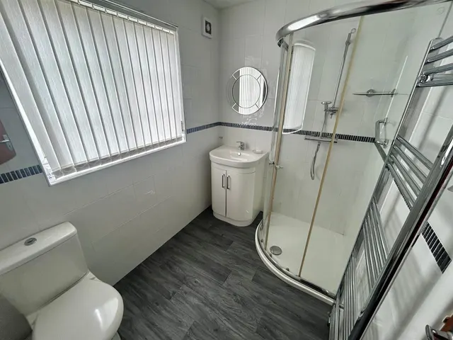 Photo 3 — Chipperfield Close, Upminster, RM14 3EA