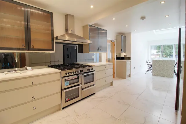 Photo 3 — Rushfield, Potters Bar, Hertfordshire EN6 3HN