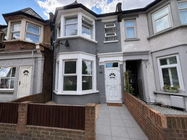 Chingford Road, London, E17, photo 1