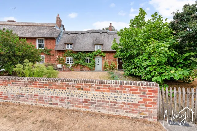 Avington Park Lane, Easton, photo 1