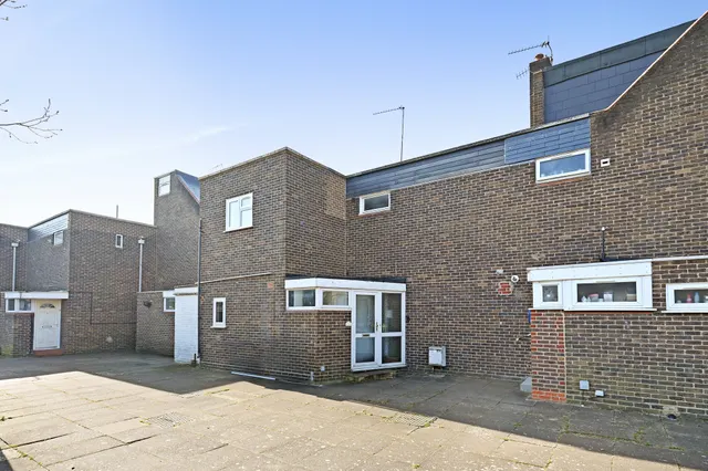 Friendship Walk, Northolt, UB5, photo 1