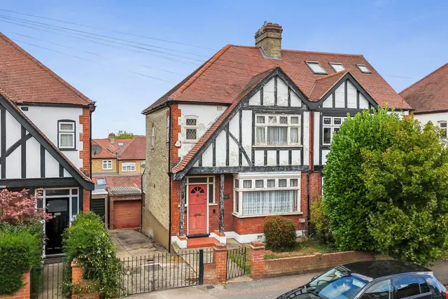 Sky Peals Road, Woodford Green, IG8, photo 1