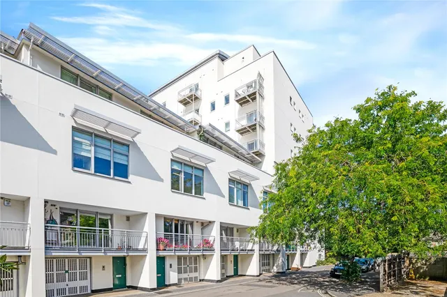 2 bedroom flat — Vineyard Path, London, SW14