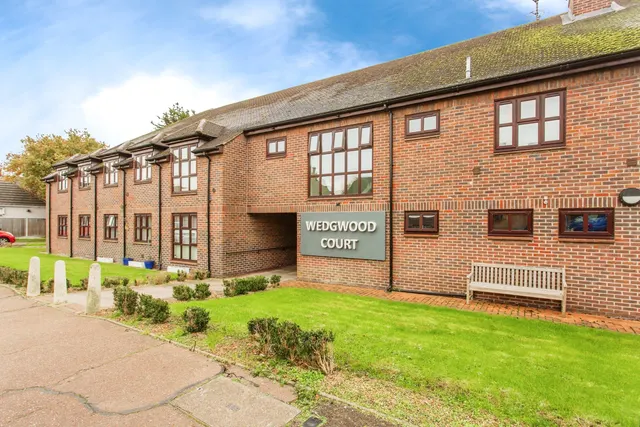 Photo 2 — Wedgwood Way, Rochford, Essex, SS4
