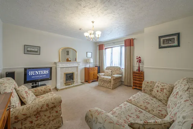 Photo 2 — Hinsford Close, Kingswinford, DY6 7LF