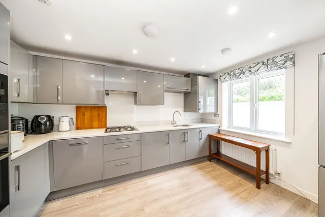 Bell Farm Way, Walton-On-Thames, KT12, photo 3