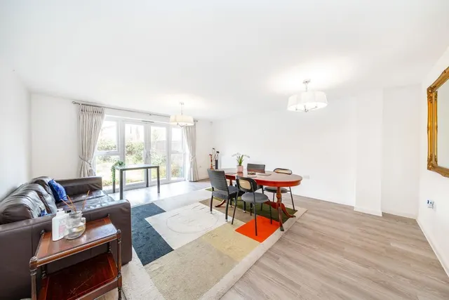 Bell Farm Way, Walton-On-Thames, KT12, photo 2