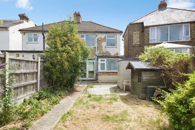 Photo 3 — Palm Road, Romford, RM7